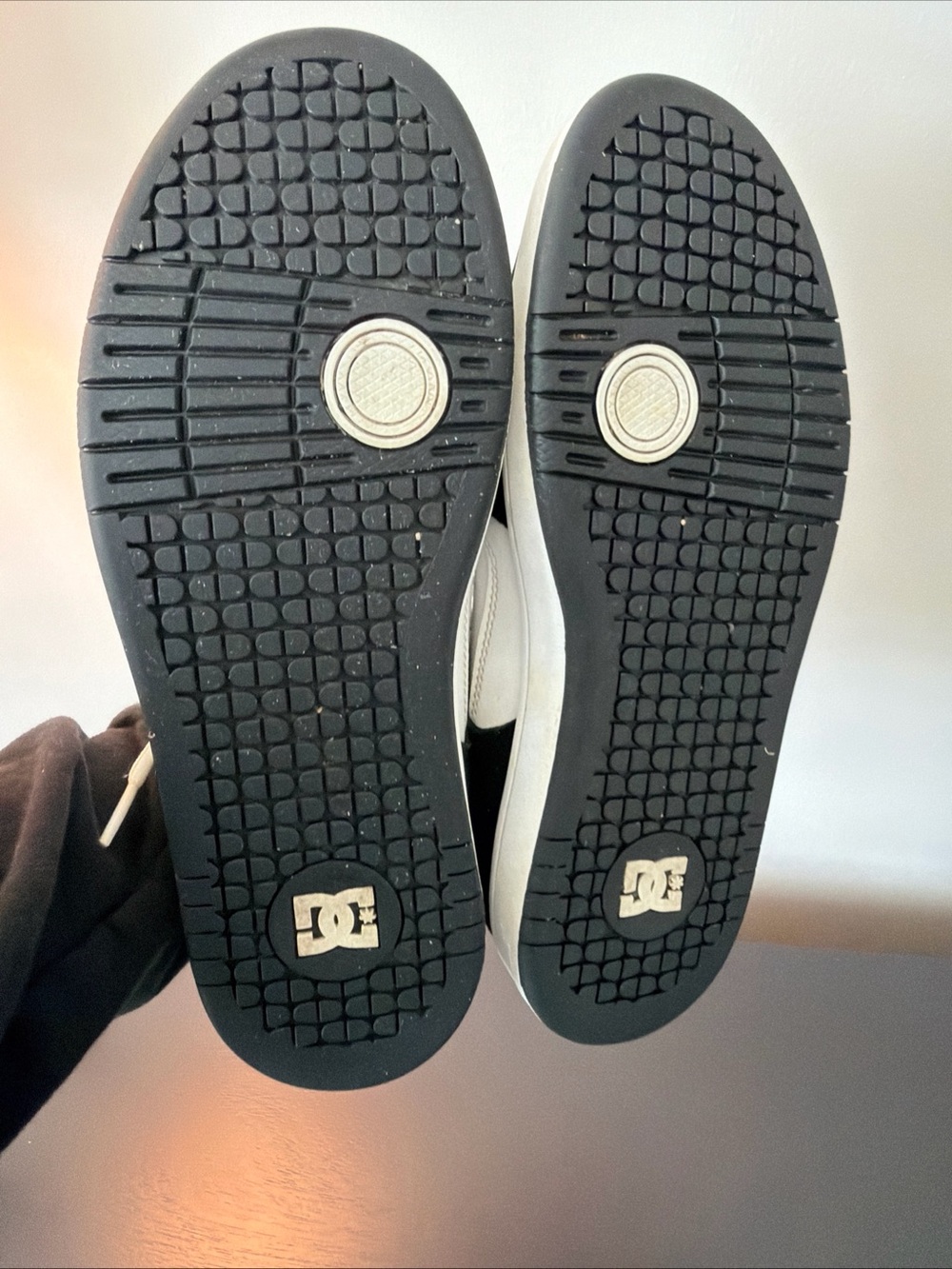 DC mens Black & White Low-Top Skate Shoes - Picture 7 of 8